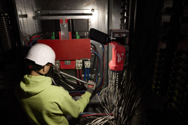 MILWAUKEE M12™ ALIP-0 ΠΟΛΥΚΑΤΕΥΘΥΝΤΙΚΟΣ ΠΡΟΒΟΛΕΑΣ LED ΜΕ ΣΥΜΒΑΤΟΤΗΤΑ PACKOUT™ - Image 6