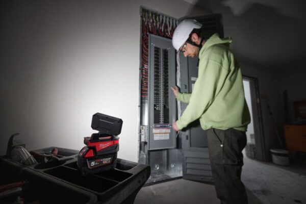 MILWAUKEE M18™ ALIS-0 ΦΩΤΙΣΤΙΚΟ ΠΕΡΙΟΧΗΣ ΕΡΓΑΣΙΑΣ ΚΑΙ POWER BANK - Image 2
